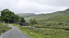 De brug over Cockley Beck vanaf Wrynose Pass met rechts van de brug Hardknott Pass