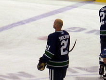 Smolinski with the Vancouver Canucks in 2007. BryanSmolinski.jpg