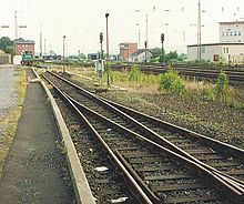 im Bildhintergrund die Anordnung verschiedener Bahngebäude in südwestlicher Blickrichtung von der Ortsgüteranlage aus gesehen. Im Vordergrund Gleis 7 bzw. 57, in dem im Juni 1992 die Werkslok vorübergehend abgestellt war