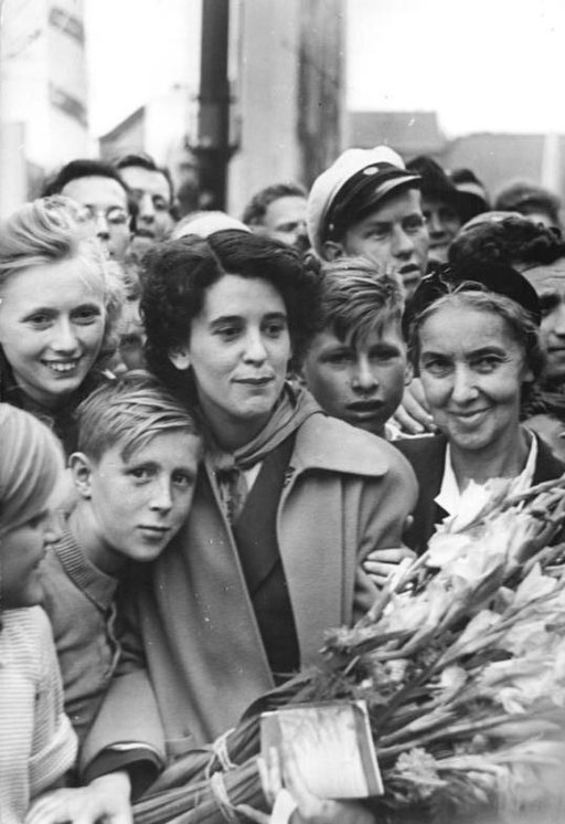 Bundesarchiv Bild 183-11500-0846, Berlin, III. Weltfestspiele, Eröffnungsfeier, Raymonde Dien