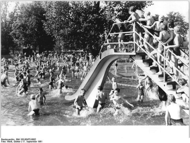 File:Bundesarchiv Bild 183-86475-0002, Berlin, Friedrichshain, Freibad, Wasserrutsche.jpg