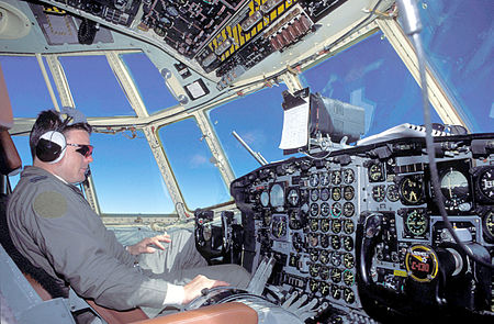 Tập_tin:C-130_Hercules_cockpit_hg.jpg