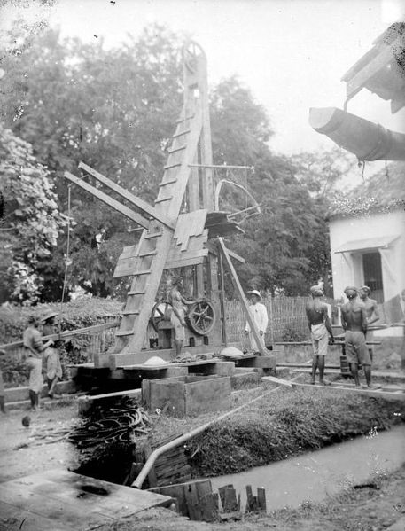 File:COLLECTIE TROPENMUSEUM Fancksche handboring naar water op fabrieksemplacement van de BPM ten behoeve van de petroleum olie winning TMnr 10007106.jpg