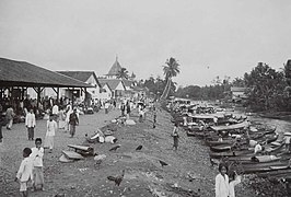 Riviergezicht bij de markt en de moskee, Martapoera (1910-1940).