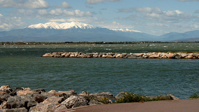 O Pico Canigou visto do Port Murano em Le Barcarès.