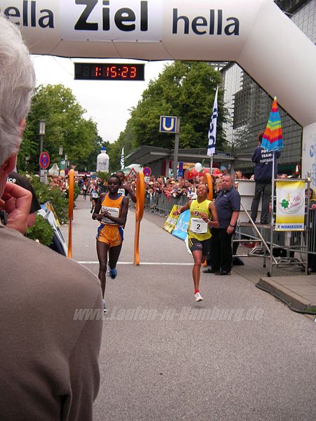 File:Caroline Chepkwony und Ruth Wanjiru, erste und zweite beim hella HM 2009.jpg