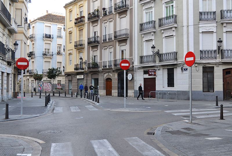 File:Carrer de Carles Cervera, Russafa.JPG