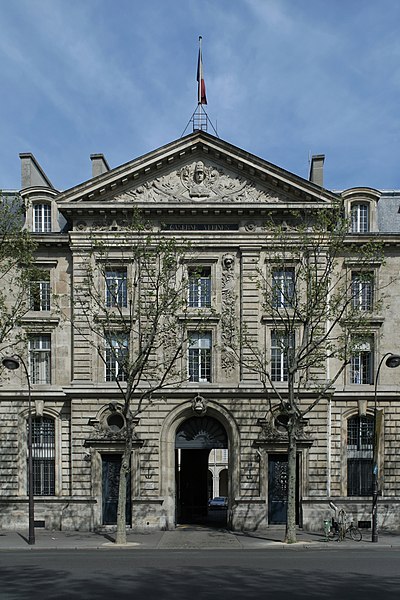 File:Caserne Verines - Place de la Republique 3.jpg