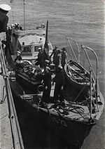 העברת ארונה של חנה סנש בדרך לקבורה מחדש בהר הרצל, מאח"י מבטח (ק-28) לספינת המשמר אח"י תרצה (מ-35), מרץ 1950