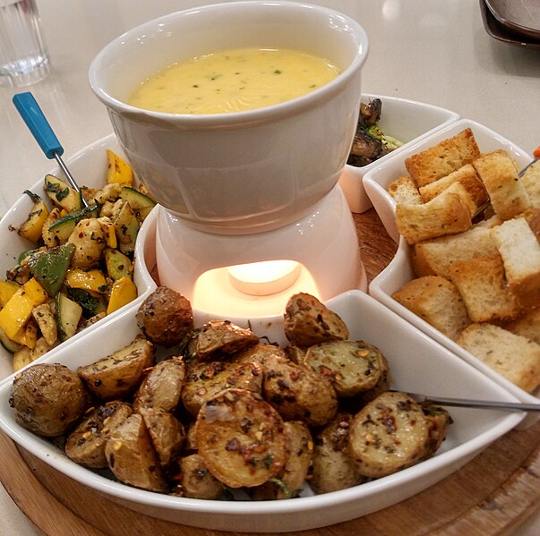 File:CheeseFondue TeaVillaCafe Mumbai.jpg