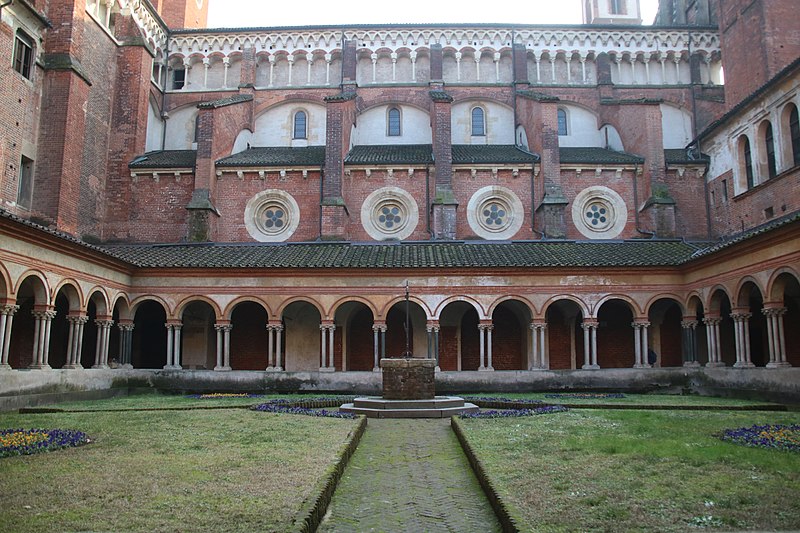 File:Chiostro di Sant'Andrea (Vercelli), chiostro 08.jpg