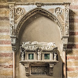 Tumba de Jacopo II da Carrara con epitafio de Petrarca