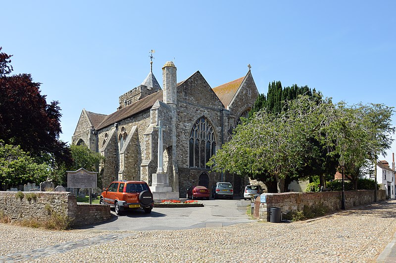 File:Churchyard of St Mary's Church, Rye (east corner).jpg