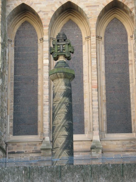 File:Column outside Durham Cathedral - geograph.org.uk - 979588.jpg