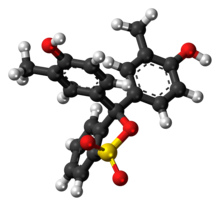 Modèle à bille et bâton de la molécule de rouge de crésol, un indicateur de pH. Cette image montre la forme cyclique.