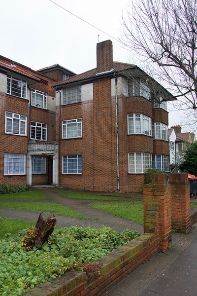 File:Crest House - geograph.org.uk - 1085048.jpg