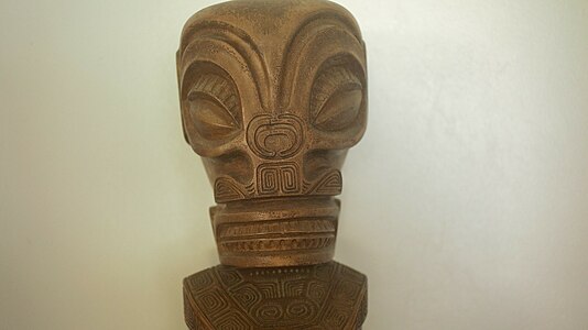 Sculpture d'un tiki, considéré par les Polynésiens comme le premier homme sur Terre.