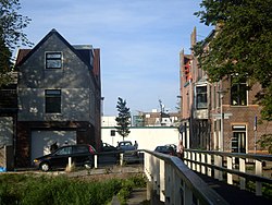 Doorkijkje naar de havens vanaf de Spoorgracht