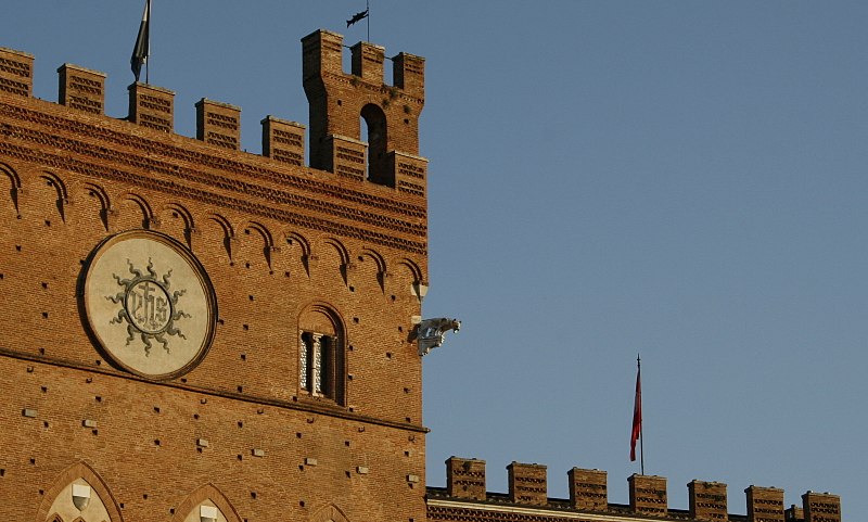 File:Details on the face of the Town Hall, Siena (4185776841).jpg