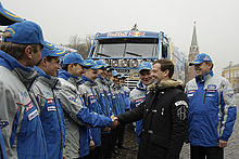 Дмитрий Медведев с членами команды «КАМАЗ-Мастер». (28 января 2009 года