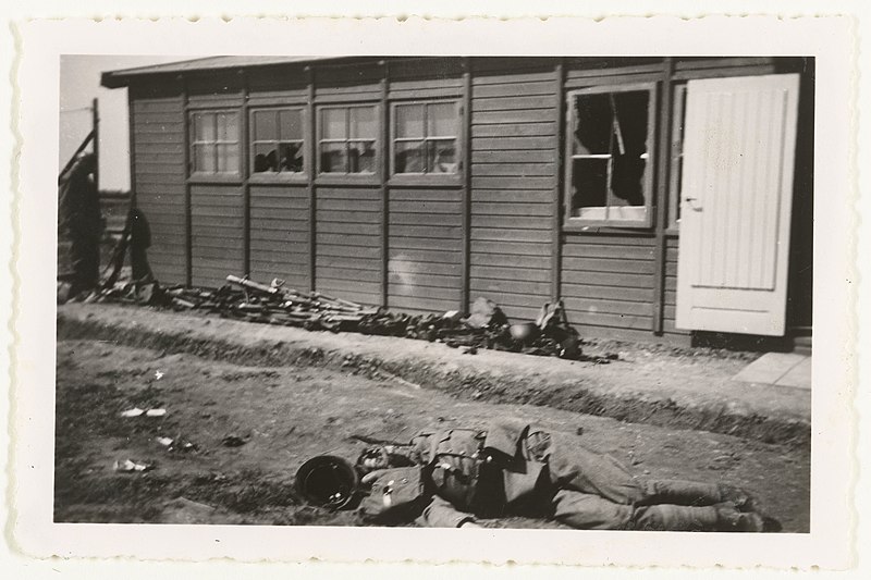 File:Dode Nederlandse soldaat voor een barak, NG-2007-5-14.jpg