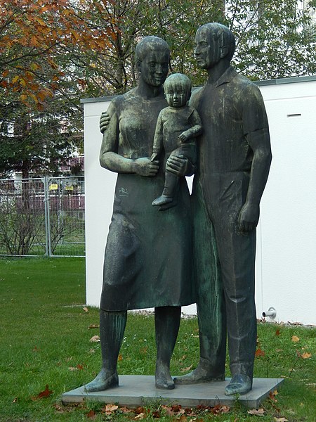 File:Dresden, Piroch,Max,Sozialistische Familie 04.jpg