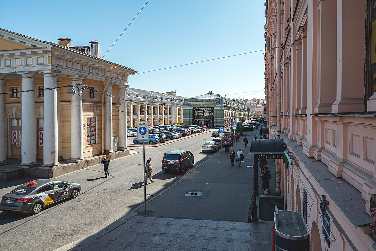 Думская сегодня. Думская улица СПБ. Александровский зал на Думской. Скульптуры в Гостином дворе Санкт Петербург по Думской улице. Думская корпус 5.