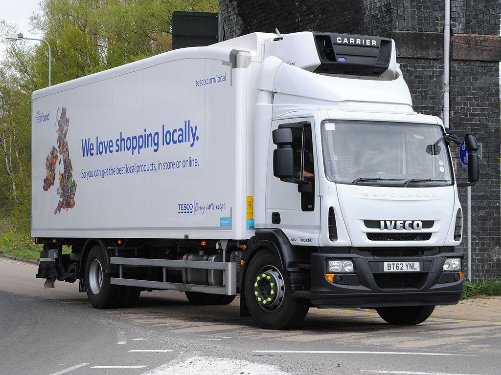 Iveco EuroCargo camion 1024px-Eddie_Stobart_%28F1575%29_BT62YNL_%288709637139%29