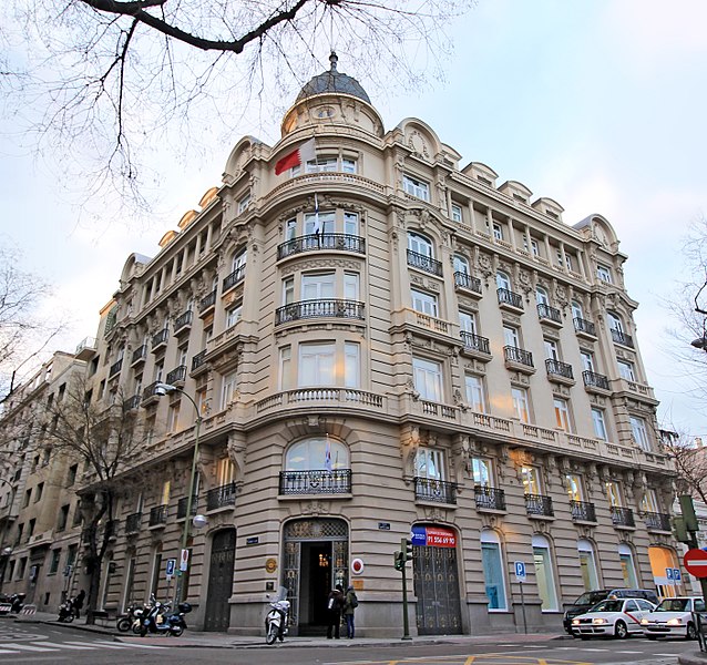 File:Edificio Castellana 15 (Madrid) 01.jpg
