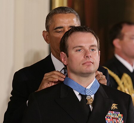 Tập_tin:Edward_C._Byers_Jr._is_presented_with_the_Medal_of_Honor._(25292148271).jpg