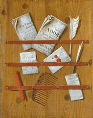 Journaux, Lettres et Instruments d'écriture sur une planche en bois
