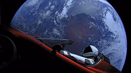 Um automóvel da montadora Tesla Motors, conduzindo um manequim vestido com traje espacial é lançado ao espaço pelo foguete Falcon Heavy, da SpaceX, em 2018.