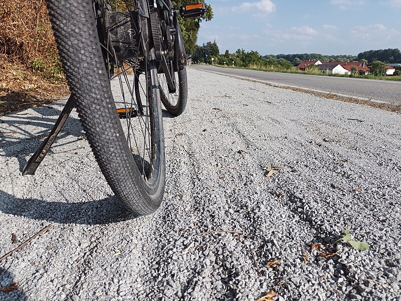 File:Fein Schotter Weg lose kaum Verdichtung.jpg