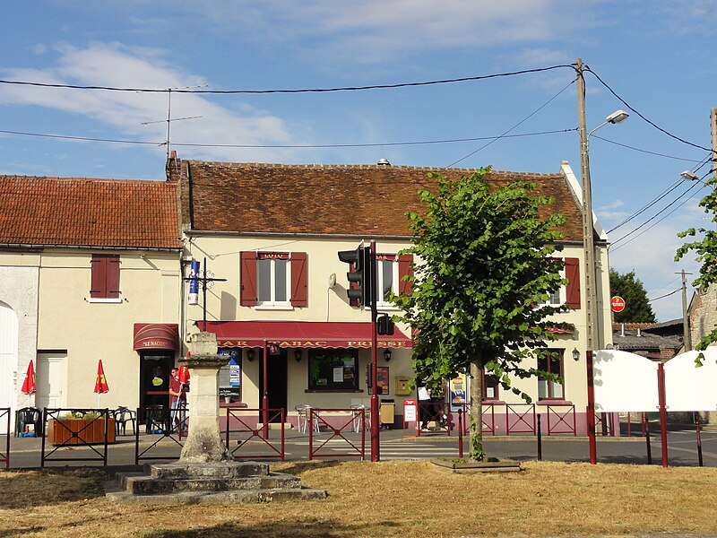 File:Fitz-James (60), place de la République.JPG