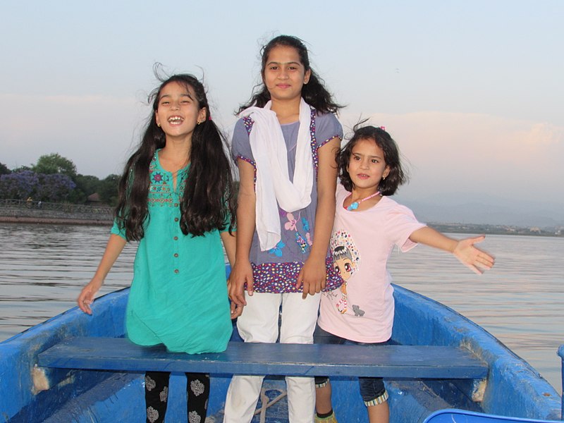 File:Fiza Ali Khan Yousfzai with sisters.jpg