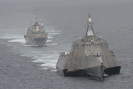 Tập_tin:Flickr_-_Official_U.S._Navy_Imagery_-_The_first_of_class_littoral_combat_ships_USS_Freedom_and_USS_Independence_maneuver_together_during_an_exercise_off_the_coast_of_Southern_California..jpg