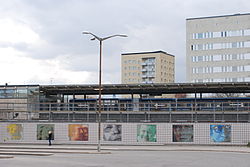 De muur met portretten gezien vanaf het busstation