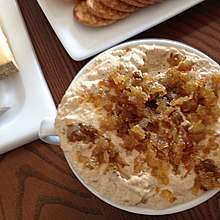 Dip de cebolla francesa cubierto con cebolla caramelizada.jpg