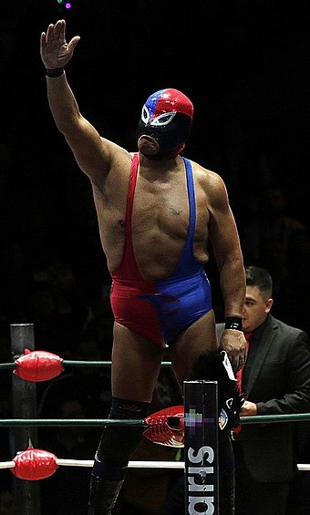 Juventud Guerrera's father, Fuerza Guerrera, prior to a match in November 2018