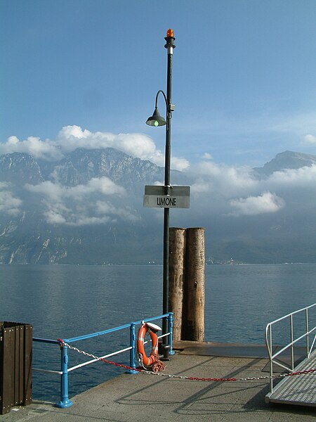 File:Gardasee Promenade04 2310 008 (5411711538).jpg