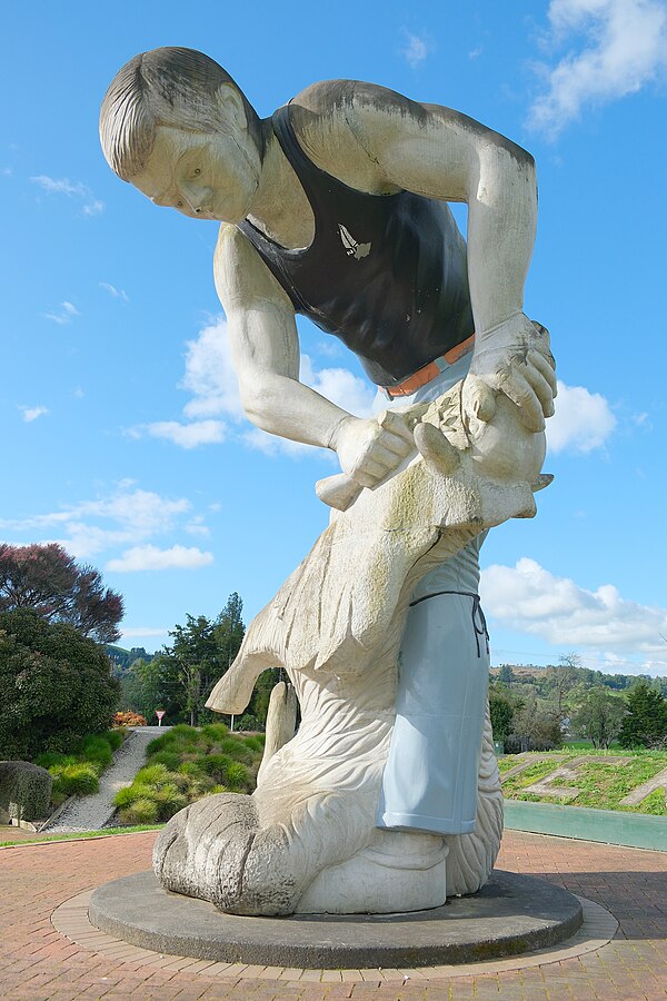 Statue celebrating the shearing industry in Te Kūiti