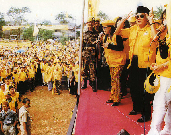 Habibie (centre) campaigns for Golkar in 1997