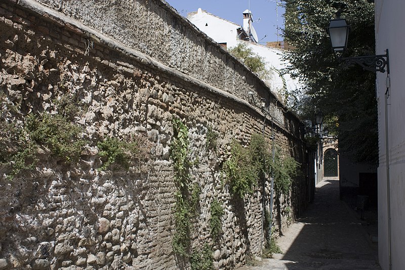 File:Granada-Albaicín-Muralla (Placeta Capellanes)-20110920.jpg