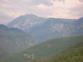 O Grand Galbert e o planalto dos lagos de Saint-Pierre-de-Mésage a oeste.