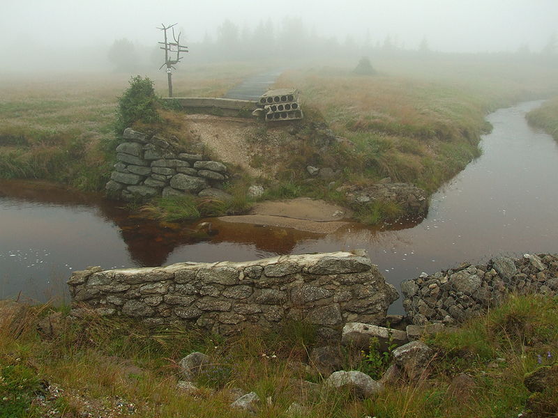 File:Große Iserwiese in the fog.JPG