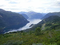 Den brede Norddalsfjorden (bak) og den smale Tafjorden (nærmest)