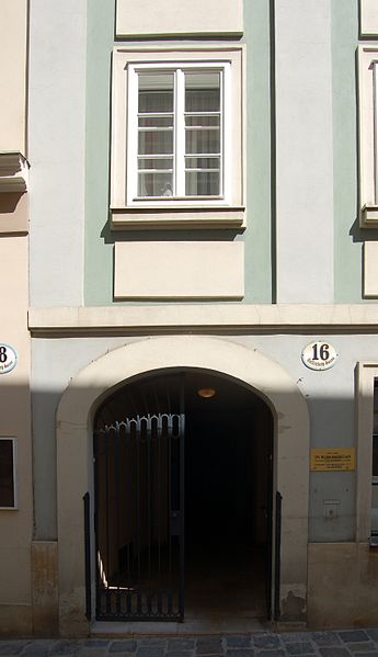 File:Gutenberggasse 16 - Portal.jpg