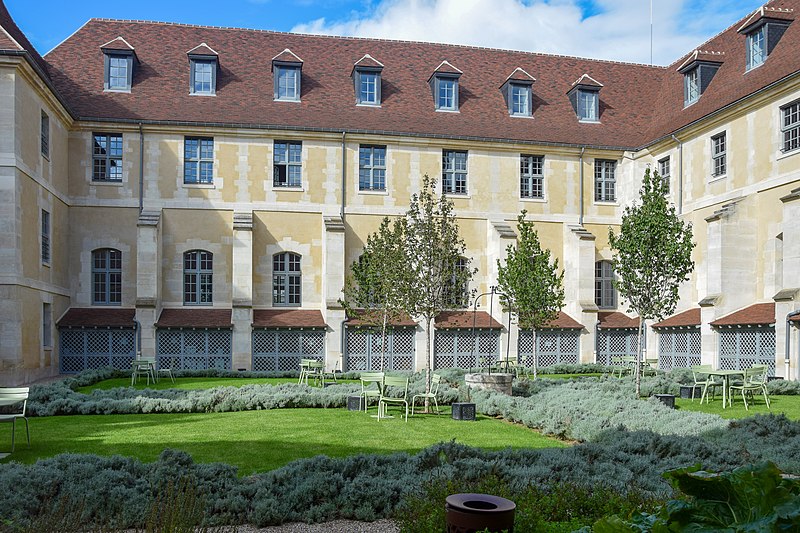 File:Hôpital Laennec de Paris carre jardin 1.JPG