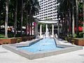 Fontaine et colonnes de l'ancienne gare de Kowloon dans la partie ouest du jardin.