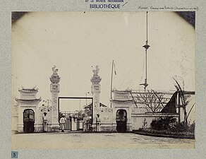 Camp des lettrés, im Hintergrund die Eiffel-Brücke[Anm. 4]